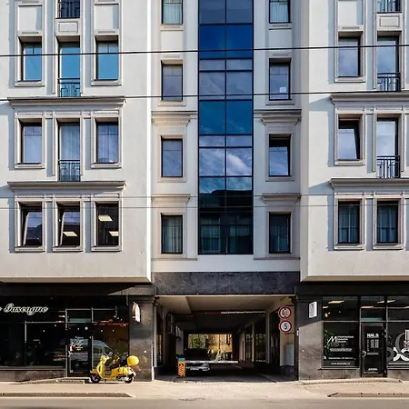 Design With Double Bed And Quiet Yard View